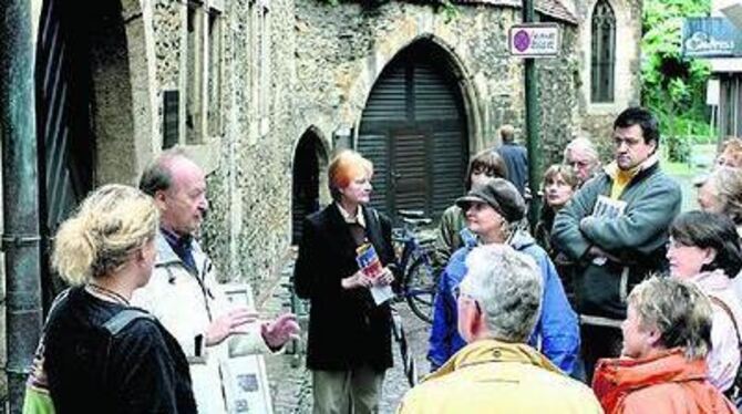 Vor dem mittelalterlichen Königsbronner Klosterhof und seiner Kapelle: Stadtführer Werner Wunderlich mit Besuchern. 
GEA-FOTO: H