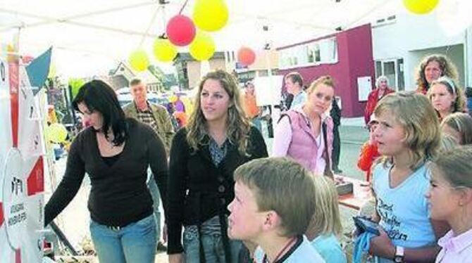 Straßenfest für alle Generationen: Linsenfest auf der gesperrten Bundesstraße in der Ortsmitte von Grafenberg.
FOTO: SANDER