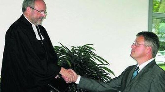 Handschlag und Gottes Segen für den neuen Leiter von Grafeneck Markus Mörike (rechts) von Hartmut Fritz.
GEA-FOTO: GEIGER