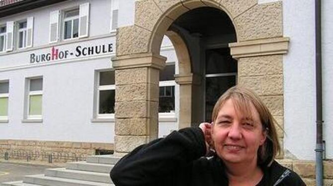 Dieselbe Gemeinde, aber eine andere Aufgabe: Friederike Zilles vor der Schule. 
FOTO: WEBER