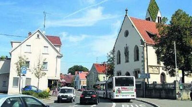 Betzingen, Reutlingens größter Vorort, hat alles - leider auch viel Verkehr, wie beispielsweise in der Jettenburger Straße.  
FO