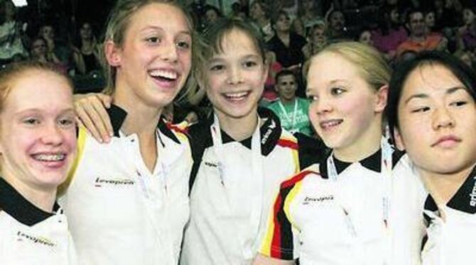 In Feierlaune nach der Qualifikation für die Olympischen Spiele in Peking: Die deutschen Turnerinnen (von links) Jenny Brunner,