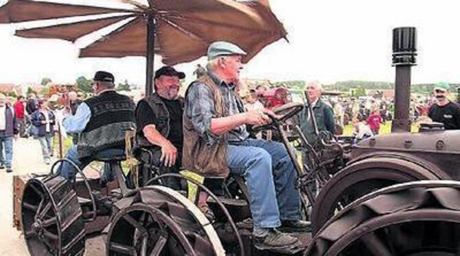 Mit seinem Lanz sorgt Alois Riedmüller aus Mittelbiberach beim Wilsinger Oldtimertreffen für das größte Aufsehen. Das propellerg