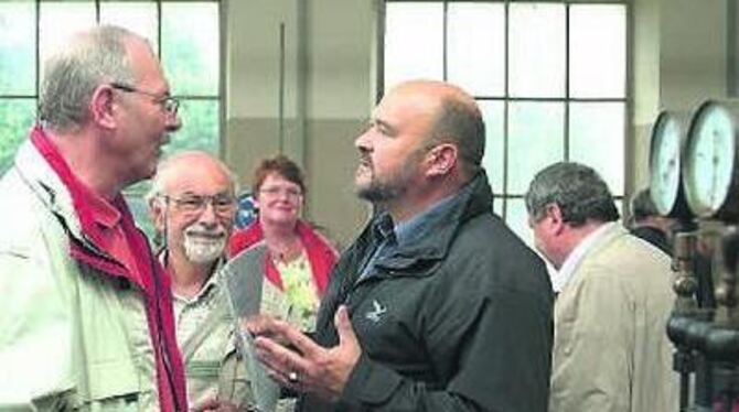 Riesengroß das Interesse bei allen Altersklassen, unerschöpflich das Wissen von Strommeister Karl-Heinz Mauser (rechts). 
FOTO: