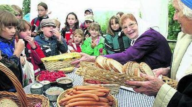 Karola Storz (2. von rechts) und ihre Kolleginnen von der ökumenischen Altenbegegnung servieren den Kindern ein alles andere als