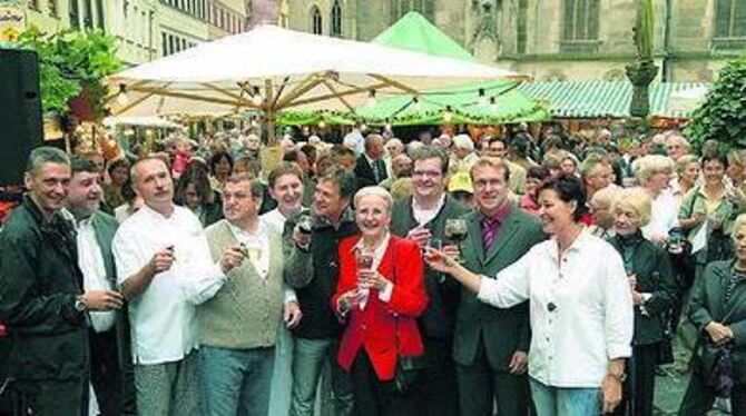 Das Weindorf ist eröffnet. Die Wirte stellen sich mit Margret Grimm und Bürgermeister Peter Rist (mit Pokal) in Positur. 
GEA-FO