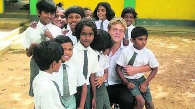 Jonas Früh und seine Schüler. Der Pfullinger mit seiner dritten Klasse der K.S. Frauenfeld-Schule in Sri Lanka.
FOTO: PR