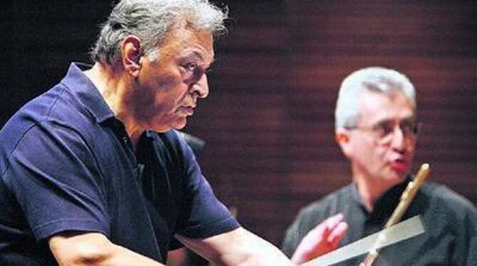 Zubin Mehta bei einer Probe mit dem Israel Philharmonic Orchestra, das in Stuttgart einen Mahler-Zyklus spielt.
FOTO: DPA