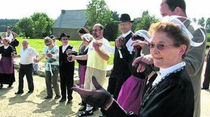 Musik verbindet: Gemeinsam tanzten Sonnenbühler und Corseuler mit der Volkstanzgruppe &raquo;Groupe Folklorique Val d' Arguenon&