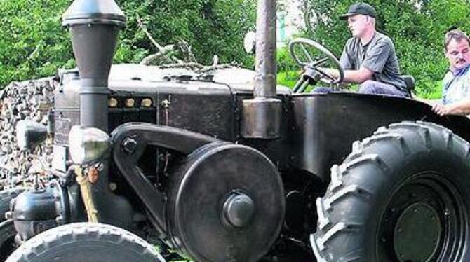 Bullige Traktoren, auch für die Spazierfahrt geeignet, und andere interessante Oldtimer-Maschinen in Grafenberg. 
FOTO: SANDER