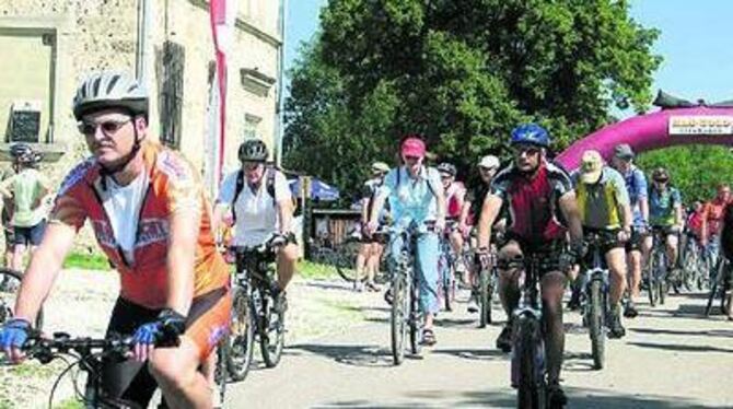 Start zur Radtour über den ehemaligen Truppenübungsplatz in Gruorn.  
GEA-FOTO: GEIGER