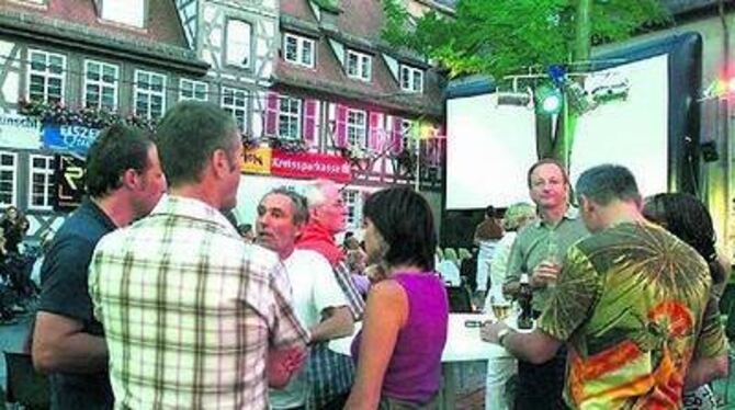 Vor Filmbeginn oder während der Pause ein Glas Wein schlückeln oder etwas essen ist Programmpunkt des Open-Air-Kinos.   
FOTO: T