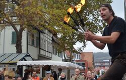 Jongleur mit brennenden Fackeln: Auch das Rahmenprogramm des Kunsthandwerkermarktes  in  der  Dettinger  Ortsmitte  hatte einige