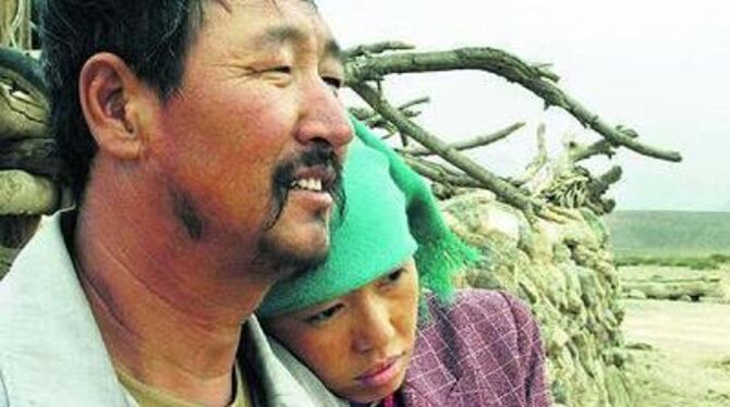 Tuya (Yu Nan) an der Schulter ihres Mannes Bater (Bater). Der Film &raquo;Tuyas Hochzeit&laquo; ist in Tübingen zu sehen. 
FOTO: