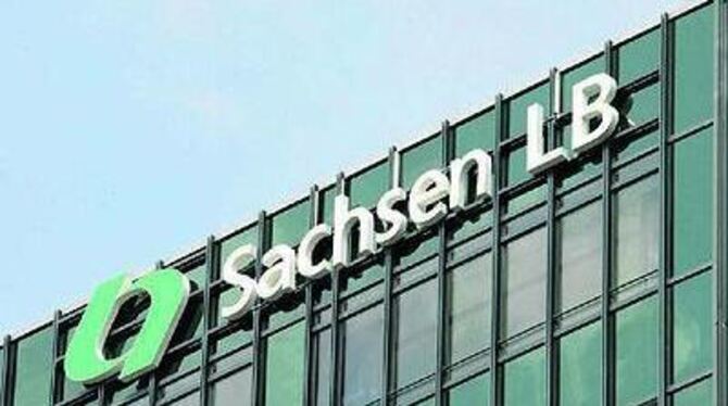 Das Logo der Sachsen-LB am Gebäude der Landesbank Sachsen in Leipzig. Das Kreditinstitut muss große Probleme bewältigen. 
FOTO: