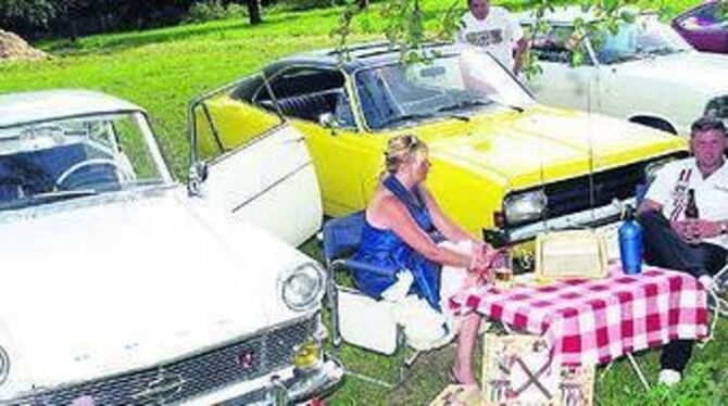 Picknick mit Radio und Korb vor ihrem weißen Opel Rekord P2 Coupé, Baujahr 1962: Martina und Franz-Josef Serafin. 
FOTO: MERKLE