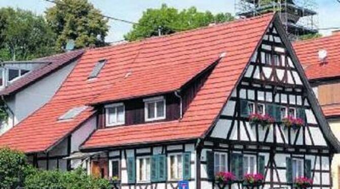 Die Kirche im Dorf: Fachwerk vor der eingerüsteten Stephanuskirche. 
GEA-FOTO: PACHER