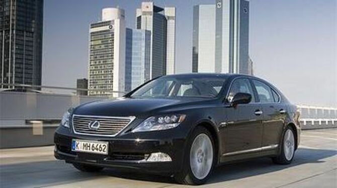 Der Lexus LS 600h ist eine Luxuslimousine mit kombiniertem Antrieb aus Benzin- und Elektromotor. FOTO: LEXUS