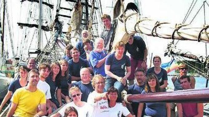 Die Crew der Betzinger Schützen im Hafen von Rostock mit Skipper Martin Dubba (vorn, Mitte). FOTO: PR