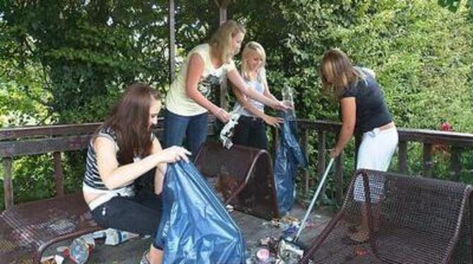 &raquo;Voll eklig&laquo;: Chantal, Anna, Emilia und Aylin beim Aufräumen. FOTO: TRINKHAUS