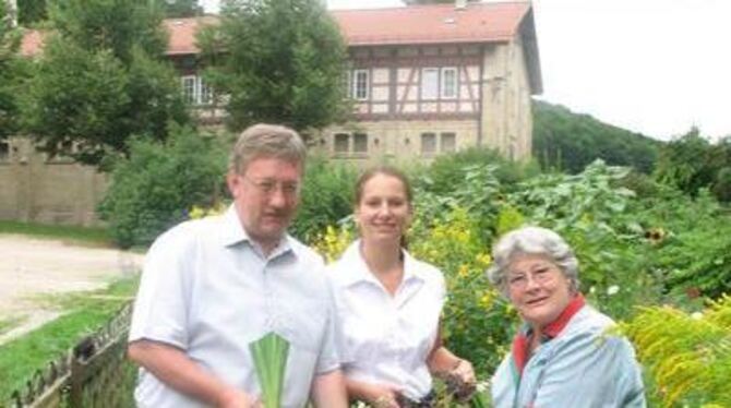 Los geht's: Susanne Weber (rechts) bringt die ersten Iris-Rhizome im künftigen Schaugarten in Offenhausen in den Boden. Gomading