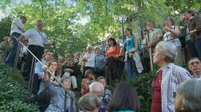 Kulturamtsleiter Wilfried Setzler berichtet im Garten beim Hölderlinturm über das Leben des Dichters. FOTO: TRINKHAUS