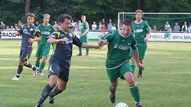 Die Reutlinger Spieler ­ im Bild Jochen Weigl (links) gegen Oliver Eckloff ­ ließen auch im Pokal viele Chancen ungenützt. FOTO: