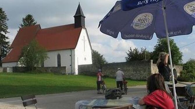 Abendliche Rast an der Stephanuskirche: Immer mehr Wanderer und Radfahrer kommen nach Gruorn. GEA-FOTO: DEWALD