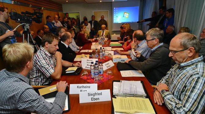 Bei der Sitzung des Bezirksgemeinderates gestern Abend platzte der kleine Saal aus allen Nähten. FOTO: NIETHAMMER