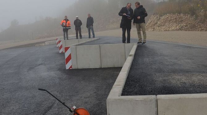 Noch fehlen die Container, die in den diagonal angeordneten Nischen auf dem neuen Häckselplatz stehen werden: Ortsbaumeister Ber