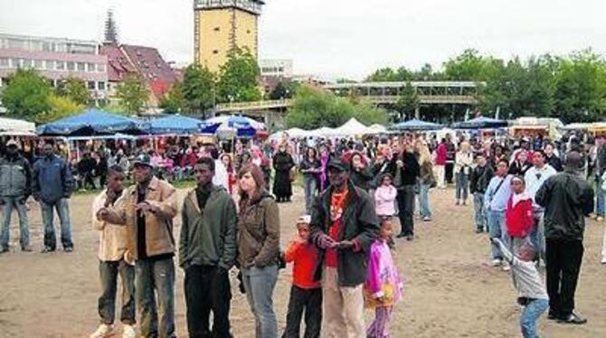 Rund 200 Fans kamen gestern zum Auftakt des dreitägigen Afrikafestivals beim ZOB - trotz Regens. GEA-FOTO: PACHER