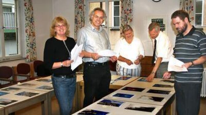 Welche Fotos kommen in den Kalender? Marienkirchenpfarrerin Sabine Großhennig (Bildmitte) assistierte unparteiisch den vier Juro