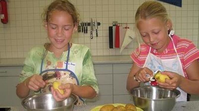 Julia und Lea-Sophie zeigen, dass Kartoffelgerichte ein Kinderspiel sind. GEA-FOTO: GEIGER