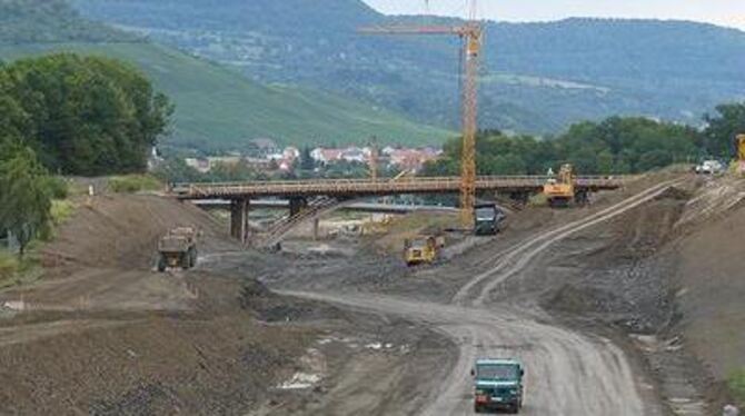 Die Erde ist in Bewegung: Die neue Trasse der Bundesstraße 28 bei Metzingen gibt aus Richtung Eichbergstraße den Blick frei auf