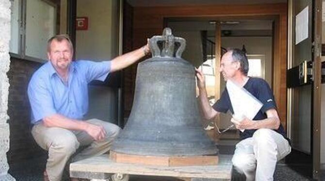 Fasziniert und glücklich darüber, wieder im Besitz der Glocke zu sein, sind Hans Brändle (links) und Walter Holder.  GEA-FOTO: G