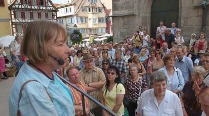 Barbara Scholkmann empfing ihre Zuhörer an der Stiftskirche. Von dort aus ging's tief in die Tübinger Geschichte. FOTO: TRINKHAU