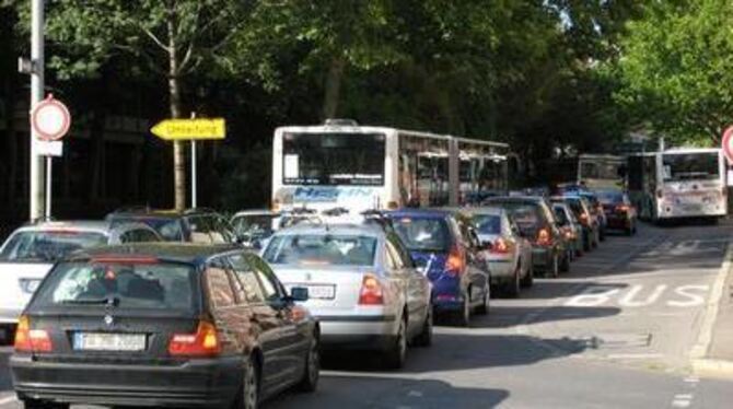 Feierabend-Szene auf der ab Höhe Silberburgstraße voll gesperrten Karlstraße: Lange Autoschlangen quälten sich gestern im Stop-a