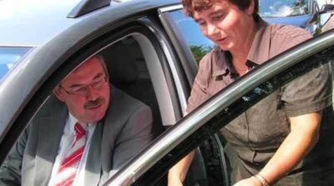 Anita Löffler mit Bürgermeister Michael Lucke, ihrem ersten Öko-Fahrschüler der Tübinger Stadtverwaltung FOTO: WEBER