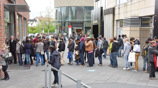 Damit die Kunden in Ruhe aussuchen können, lassen einige stark frequentierte Outlets nur begrenzt viele hinein.  GEA-ARCHIVFOTO: