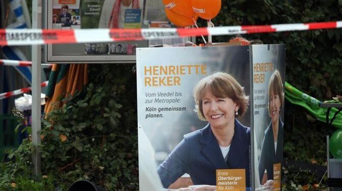 Ein Wahlpakat von Henriette Reker am Ort des Angriffs auf einem Kölner Wochenmarkt. Foto: Oliver Berg