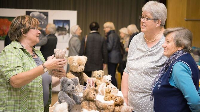 Herbstausstellung der »Kreativen« in der Betzinger Kemmlerhalle – da darf auch Kuscheliges dabei sein. FOTO: TRINKHAUS