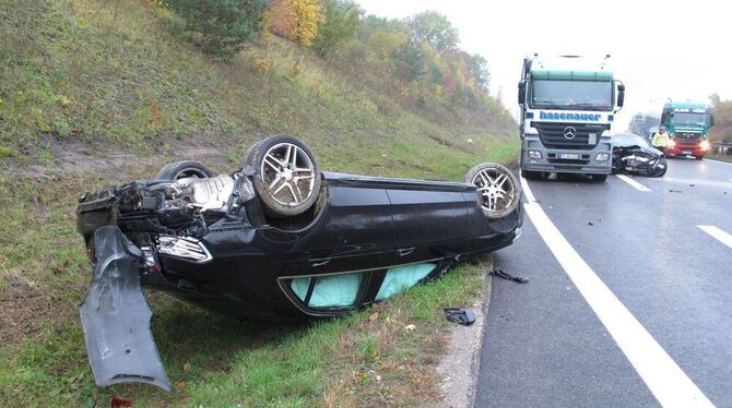 Der Mercedes blieb neben der B 28 auf dem Dach liegen, sein Fahrer wurde verletzt. FOTO: ZEN