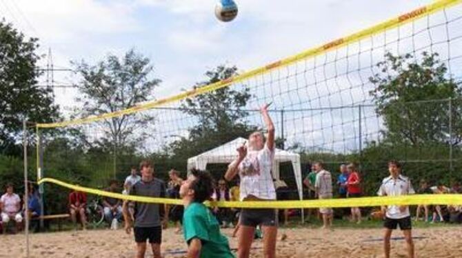 Baggern, pritschen, schmettern: Die zehn Sondelfinger Beachvolleyball-Teams waren mit Elan bei der Sache. FOTO: SCHÄLE-SCHMITT