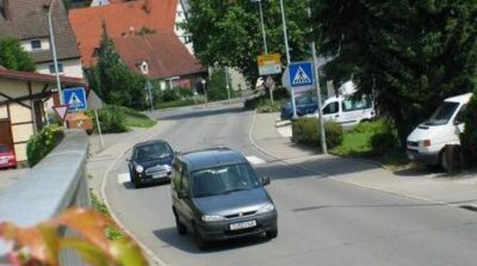 Schon seit Jahren sorgt die Altenburger Donaustraße für Ärger - nicht nur bei Anwohnern. GEA-FOTO: DÖRR