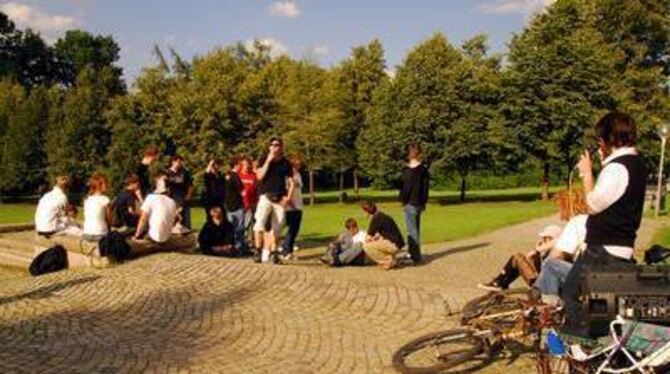 Junge Demonstranten im Park. GEA-FOTO: UP