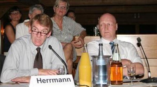 Akteure auf dem Podium: Kreishandwerksmeister Harald Herrman, RT-Aktiv-Sprecher Peter Voss.  FOTO: ANSTÄDT