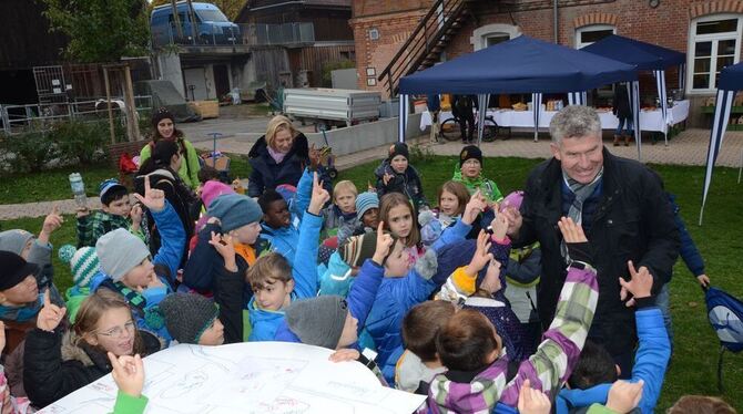 »Wer will eine Brezel?« Werkstattleiter Klaus Fischer bietet den Kindern Verpflegung auf dem Hofgut Gaisbühl an. Sie waren auf d