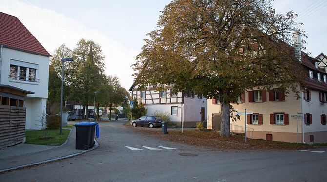 Zwischen Seniorenwohnanlage (links), Kirche und früherem Klosterhof sehen die Stadtplaner in Bernloch Handlungsbedarf. FOTO: LEU