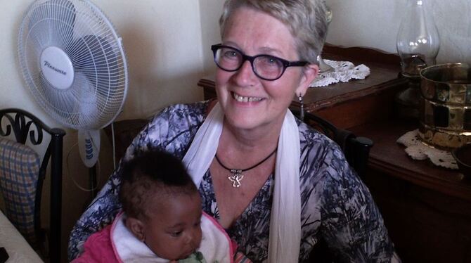 Margret Wannenmacher mit einem der in »Tumelo Home« betreuten Kinder.  FOTO: PRIVAT