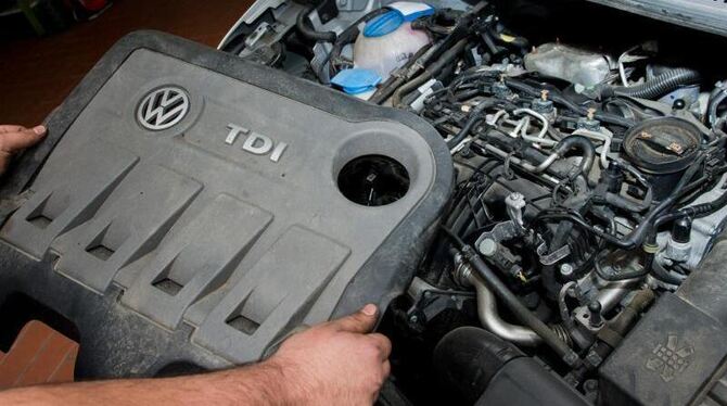 Einer vom Abgas-Skandal betroffene 2.0l TDI Dieselmotor vom Typ EA189 in einem VW Touran. Foto: Julian Stratenschulte